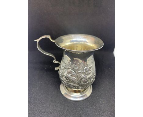 A HALLMARKED SILVER ORNATE TANKARD BIRMINGHAM 1903 GROSS WEIGHT APPROXIMATELY 78 GRAMS 