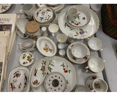A COLLECTION OF ROYAL WORCESTER PORCELAIN DINNER WARE IN THE EVESHAM DESIGN 