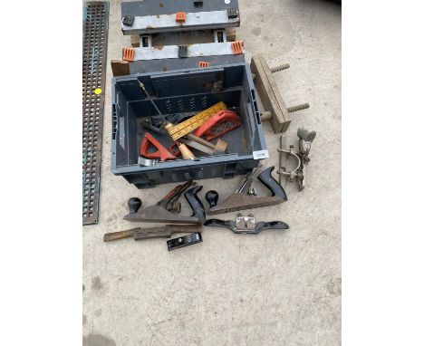 A LARGE ASSORTMENT OF VINTAGE HAND TOOLS TO INCLUDE WOOD PLANES, RASPS AND A WORK BENCH ETC 