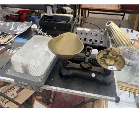AN ASSORTMENT OF ITEMS TO INCLUDE VINTAGE KITCHEN SCALES, A MICROPHONE AND AN OUTSIDE LIGHT ETC 