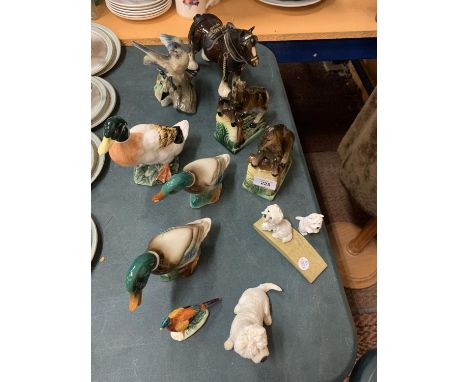 AN ASSORTMENT OF CERAMIC ORNAMENTS TO INCLUDE A PAIR OF BOOKENDS IN THE FORM OF FOALS 