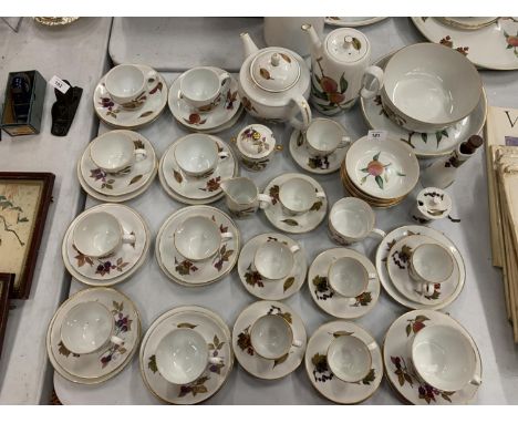 A COLLECTION OF ROYAL WORCESTER PORCELAIN TO INCLUDE TEA AND COFFEE SETS IN THE EVESHAM DESIGN 