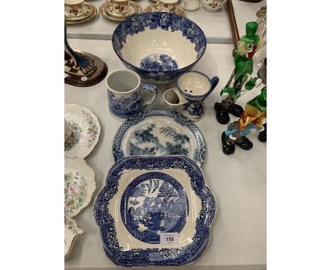 A SELECTION OF BLUE AND WHITE WARE TO INCLUDE A SPODE TANKARD AND A PLATE DATED 'XMAS 1927' 