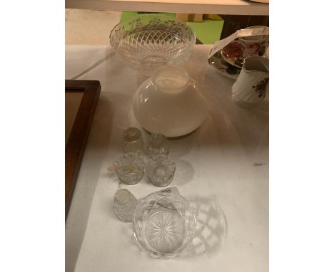 AN ASSORTMENT OF GLASS WARE TO INCLUDE LAMP SHADE 
