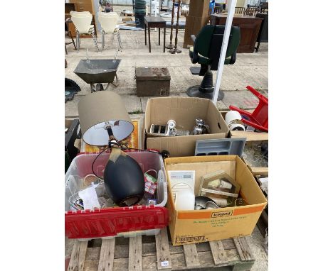 AN ASSORTMENT OF HOUSEHOLD CLEARENCE ITEMS TO INCLUDE A LARGE LAMP,A FRAMED PRINT AND KITCHEN ITEMS ETC 