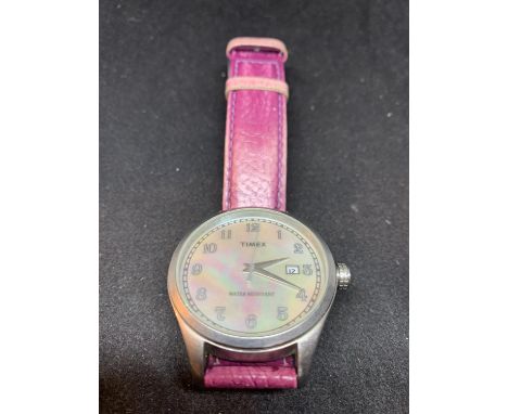 A TIMEX CALANDER WRIST WATCH IN WORKING ORDER 