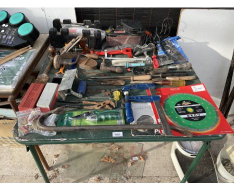 AN ASSORTMENT OF HAND TOOLS TO INCLUDE ELECTRIC SANDER, WOOD PLANE AND CLAMP ETC 