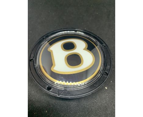 A BENTLEY WHEEL HUB CENTRE WITH A SPINNING B 