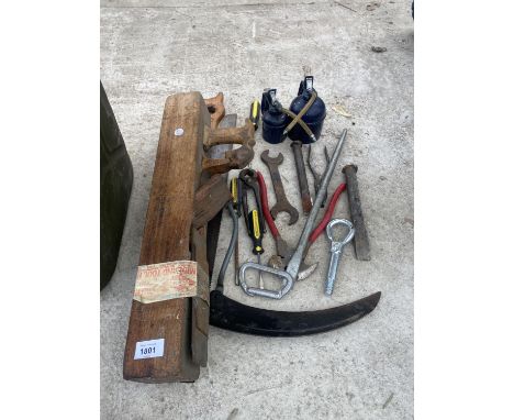 AN ASSORTMENT OF HAND TOOLS TO INCLUDE A WOOD PLANE, OIL CANS AND SPANNERS ETC 