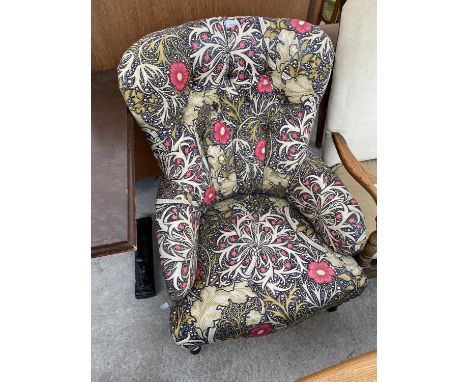 A VICTORIAN STYLE BUTTON-BACK CHAIR ON TURNED FRONT LEGS 