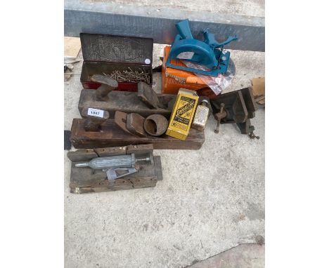 AN ASSORTMENT OF HAND TOOLS TO INCLUDE VINTAGE WOOD PLANES, A VICE ETC 