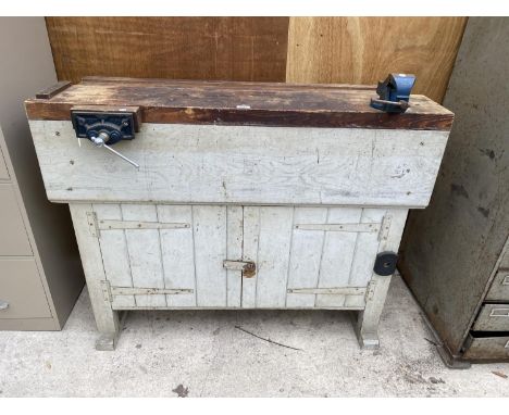 A VINTAGE WOODEN WORK BENCH TO INCLUDE A RECORD NO.0 VICE AND A RECORD NO.50 VICE 