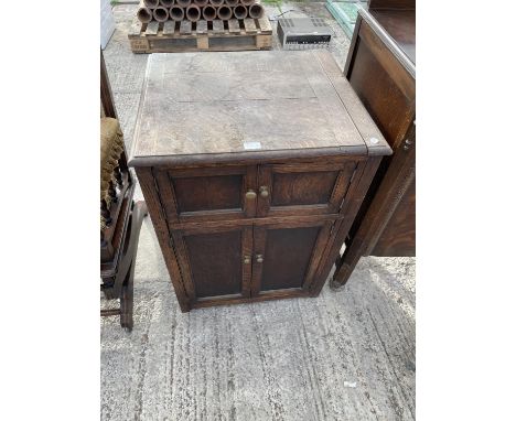 A VINTAGE OAK GRAMOPHONE CABINET, WITH HINGED TOP AND FOUR DOORS (NO GRAMOPHONE) 