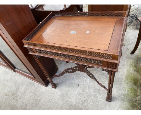 A REPRODUCTION CHIPPENDALE STYLE OCCASIONAL TABLE WITH GALLERIED TOP AND PIERCED FRETWORK CROSS STRETCHERS, ON TRIPLE TURNED 