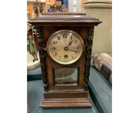 A WOODEN MANTEL CLOCK WITH PENDULUM AND KEY 
