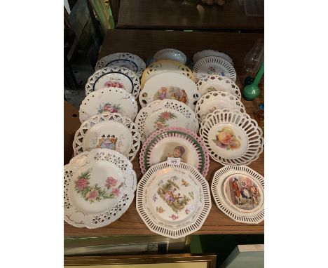 A COLLECTION OF EIGHTEEN RIBBON EDGED CERAMIC PLATES 