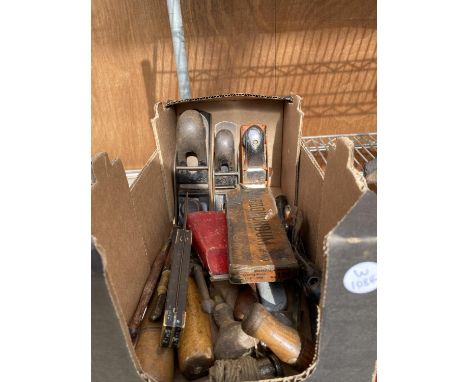 AN ASSORTMENT OF VINTAGE HAND TOOLS TO INCLUDE THREE WOOD PLANES ETC 