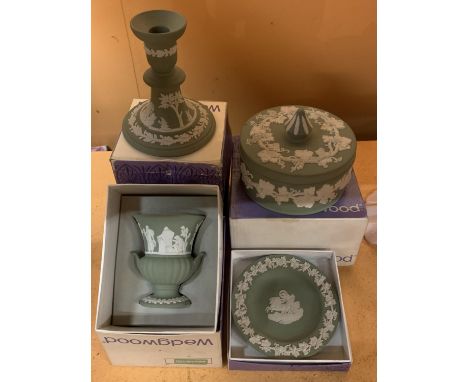 FOUR ITEMS OF WEDGEWOOD BOXED GREEN AND WHITE JASPERWARE TO IONCLUDE A LIDDED DISH, CANDLESTICK, TRINKET DISH AND SMALL URN 