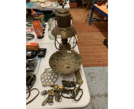 A SELECTION OF BRASSWARE TO INCLUDE A VINTAGE OIL LAMP, DECORATIVE BOWL (D:28CM) ETC 