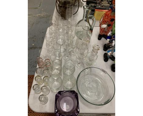 A LARGE QUANTITY OF GLASSWARE TO INCLUDE A BLOWN GLASS JUG ETC 