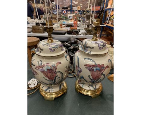 A PAIR OF LARGE FLORAL DECORATED CERAMIC TABLE LAMPS ON BRASS BASES - HIGH 40CM (TO TOP OF BRASS FITTING) 