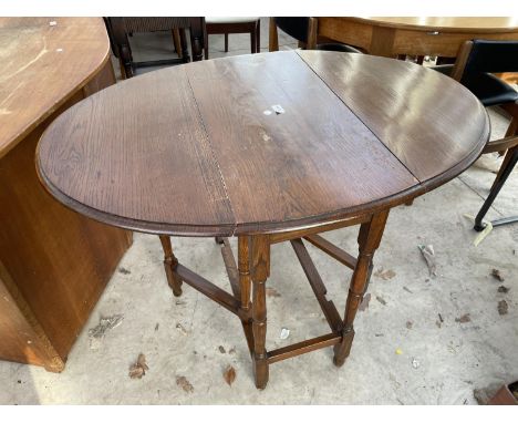 AN EARLEY 20TH OVAL OAK GATE LEG TABLE ON TURNED LEGS 
