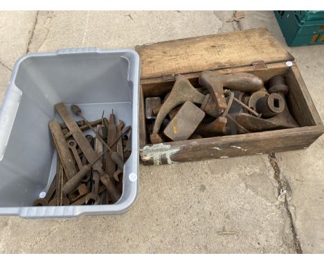 A WOODEN STORAGE BOX AND AN ASSORTMENT OF HAND TOOLS 