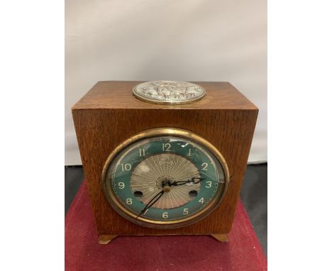A SMITHS MID CENTURY WOODEN MANTEL CLOCK WITH 'FOUR HORSEMEN' DECORATIVE DETAIL H:17CM 