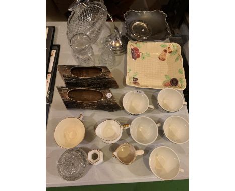 AN ASSORTMENT OF ITEMS TO INCLUDE A CUT GLASS VASE, A PAIR OF WADE CERAMIC PLANTERS, A SILVER PLATE COMPORT ETC 