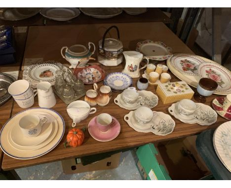 AN ASSORTMENT OF CERAMIC ITEMS TO INCLUDE A RETRO BUTTER DISH AND CRUET SET ETC 