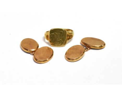 9CT GOLD CUFFLINKS &amp; SIGNET RING A pair of plain oval chain link cufflinks, hallmarked 375 Birmingham 1852, and a monogra