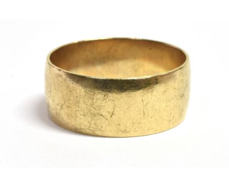 9CT GOLD RING Hallmarked for London 1972. Ring size Y 1/2. Weight 7.8 grams. Size 9.7mm wide. Condition Report : Condition - 