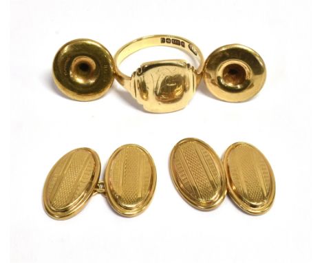 ASSORTED 9CT GOLD CUFFLINKS &amp; RING To include a pair of oval chain linked cufflinks, hallmarked 375 Birmingham 1899, pair