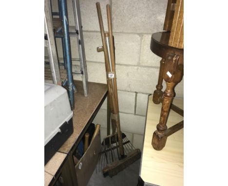 A quantity of garden tools