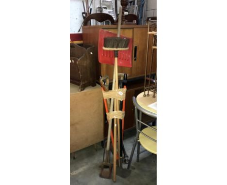 A quantity of garden tools