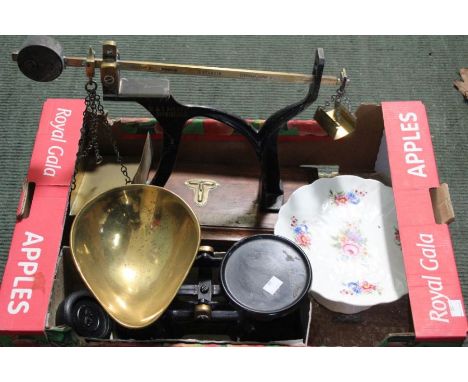 Two sets of scales, to include an unusual Avery example and a comport