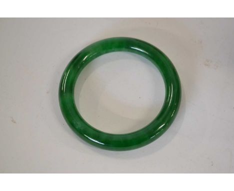 A jade bangle approx. 1cm thick, inner diameter approx. 6cm, 60g