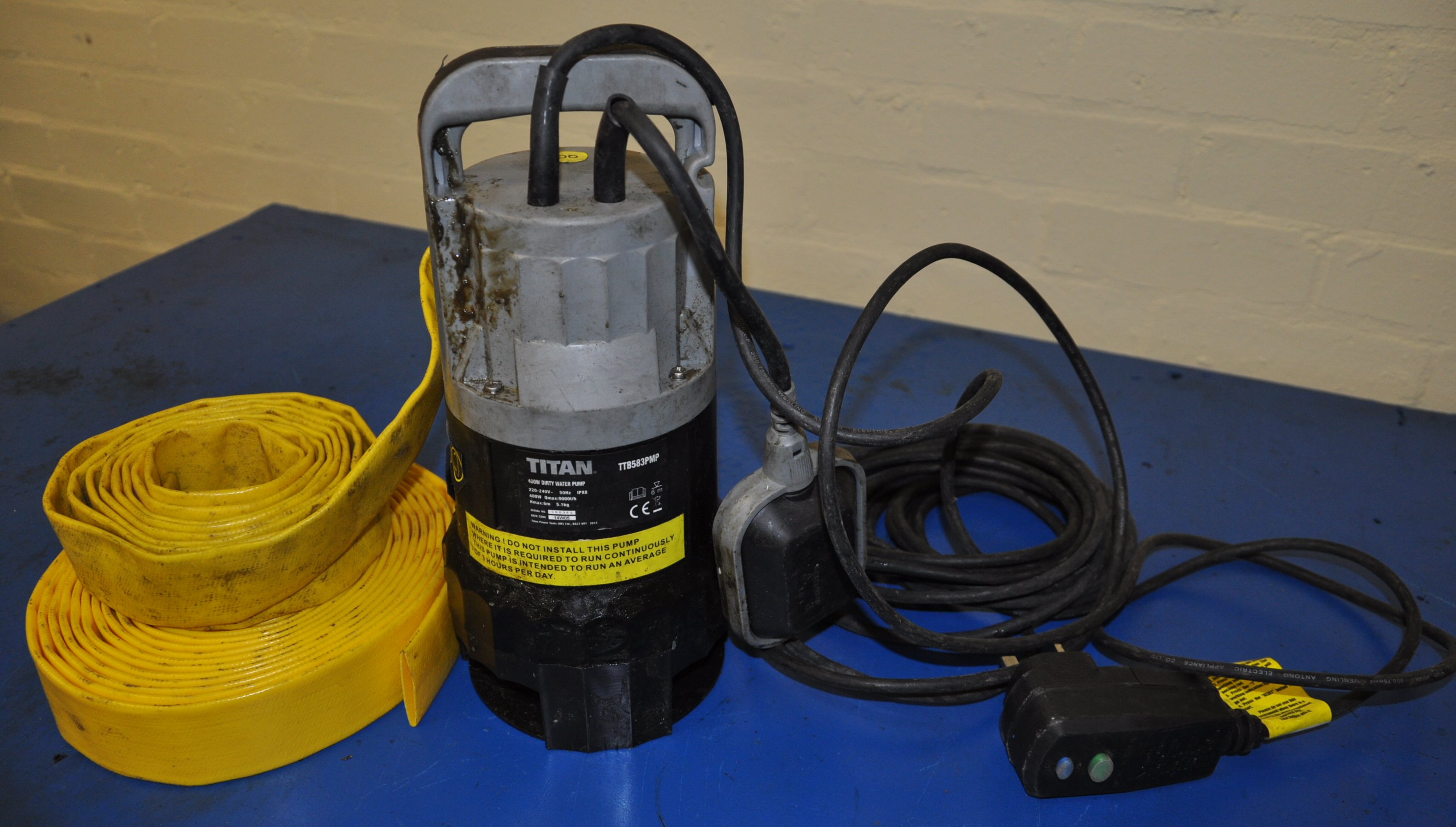 Titan 400w dirty water pump, model TTB583PMP, together with hose attachment
