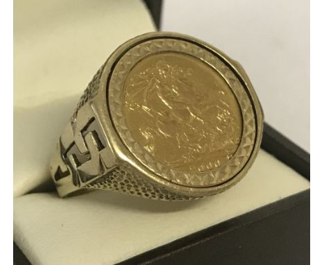  Ring has chain decoration to shoulders and hammered design to sides. Full hallmarks inside band. Size Z.  Total ring mount w