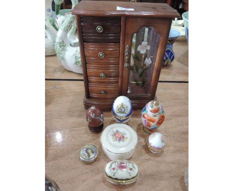 A selection of ceramic and decorative items including ceramic eggs and trinket boxes including small jewellery cabinet. 