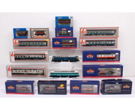 Model Railway: A collection of assorted boxed OO Gauge model railway to include: Lima, Bachmann, and Dapol rolling stock and 