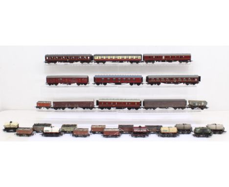 Model Railway: A collection of assorted OO Gauge model railway, unboxed coaches and rolling stock, to include Mainline, Lima,