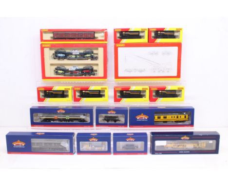 Model Railway: A collection of assorted boxed OO Gauge model railway to include: Hornby and Bachmann rolling stock: R4122, R6
