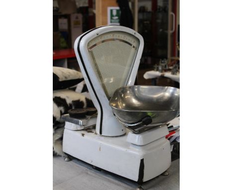 A set of vintage Avery shop scales &amp; weights Collection Only 