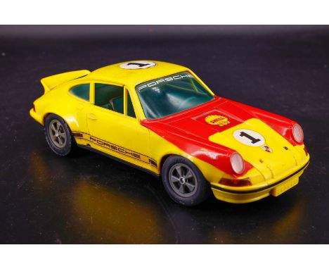 Schuco Porsche 911 R, Art.Nr. 356 218, Kunststoff, gelb/rot, batteriebetrieben, mit Hupe, Vor- und Rückwärtsfahrt und echter 