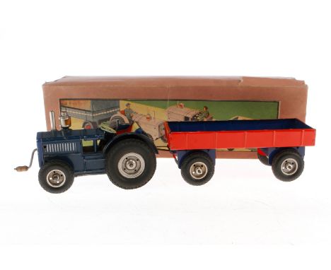 Gama Traktor mit Anhänger, Blech, mit Schwungradantrieb, intakt, ohne Fahrer, LS und Alterungsspuren, Gesamtlänge 38, im tw b