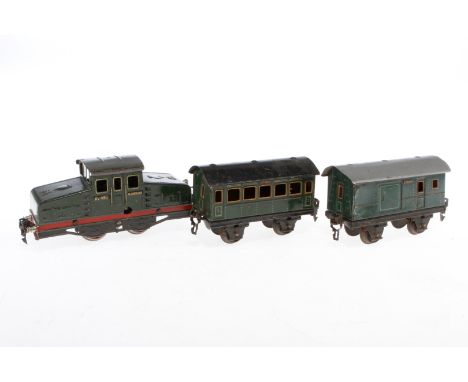 Märklin E-Lok RV 890, Spur 0, Uhrwerk intakt, grün, dazu 2 Wagen 1719/1720, Pantograph fehlt, LS und gealterter Lack, Z 4