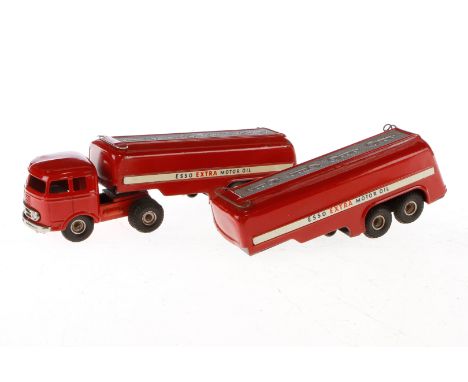 CKO Esso Tankzug 393, Friktion, rot, mit Ersatzanhänger, LS und Alterungsspuren, Z 3