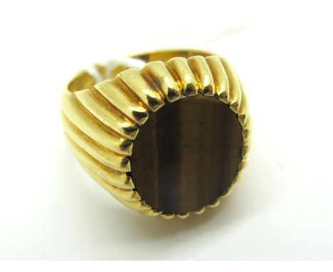 A Gent's Signet Style Ring, with inset oval hardstone panel, with allover reeded setting and shoulders (finger size O) (16gra