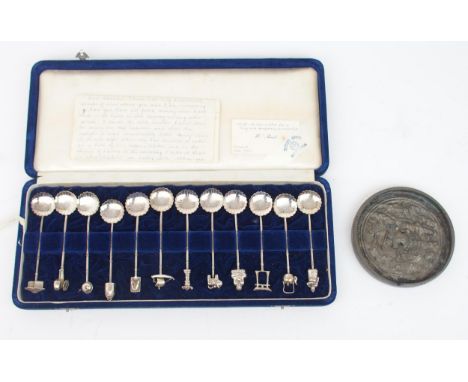 A SET OF YAMATO BROTHERS STERLING SILVER TEA SPOONS&nbsp; each with decorative finials and sunflower bowls, 10.5cm long, in f